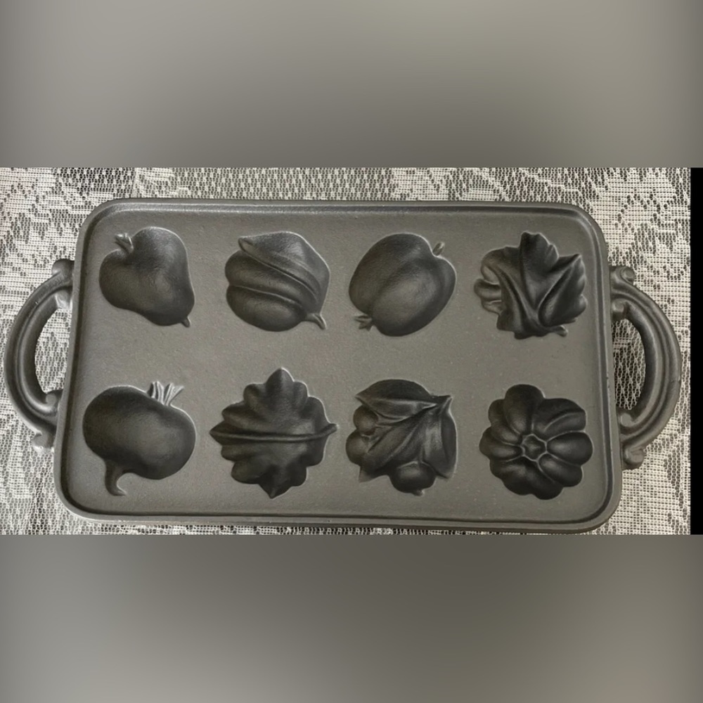 John Wright cast iron molding Vegetables/fruits Bakeware pan. Eight cavities.